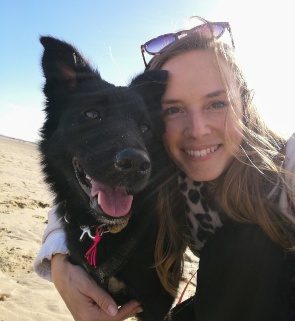 Mitarbeiterin und Hundetrainerin Carina mit ihrer Hünding Lini am Strand