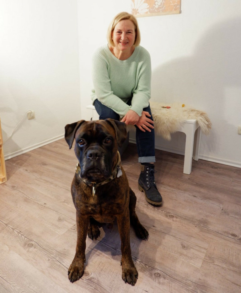 Mirarbeiterin und Bürokraft Beate mit ihrem Hund Bolle (Boxer)