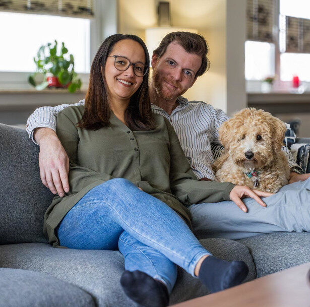 Bild von den Teilnehmenden Veronika und Timo mit Hund Pepper. Sie berichten über die Erfahrungen in der Hundeschule